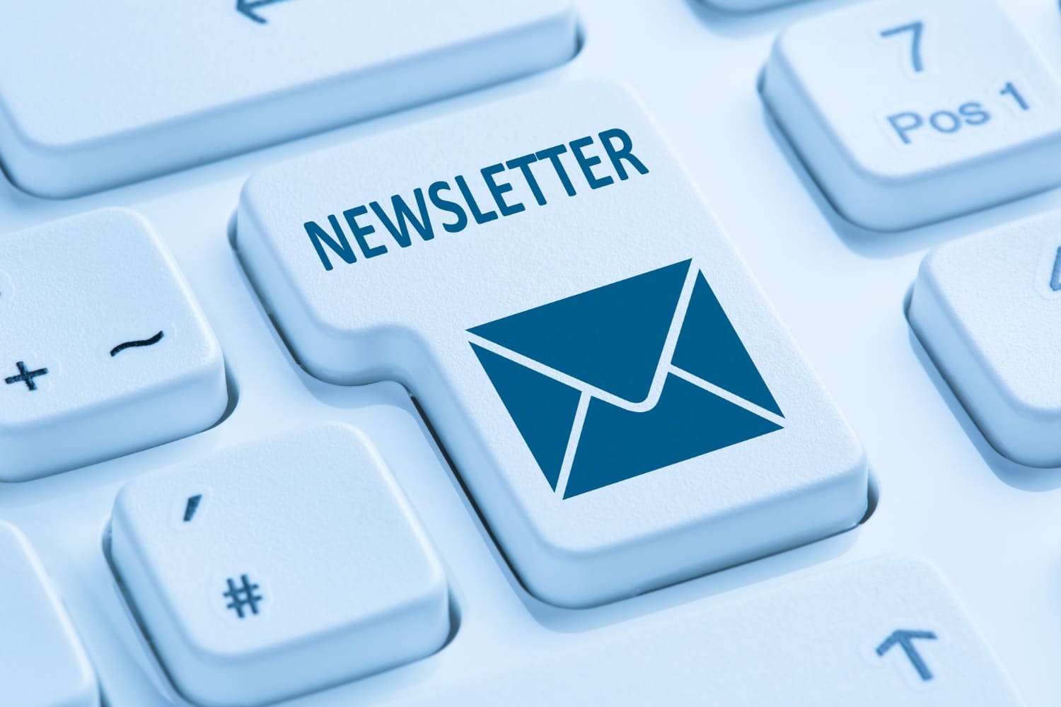 Envoi de newsletter campagne de marketing d'entreprise internet bleu clavier d'ordinateur